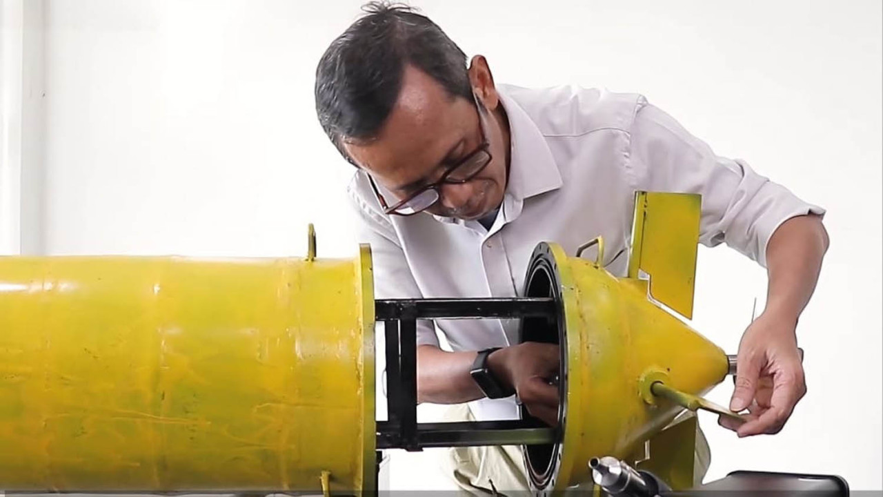 Profesor Ari Santoso sedang memasang peralatan sistem kendaraan otonom autonomous underwater vehicle (AUV) yang dirancangnya. (Foto: Humas ITS for jatimnow.com)