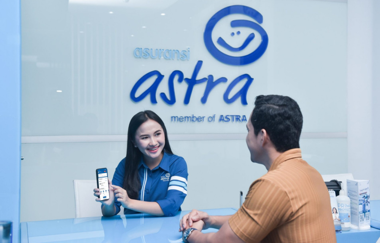 Karyawati melayani konsumen Asuransi Astra. (Foto: Astra/jatimnow.com)