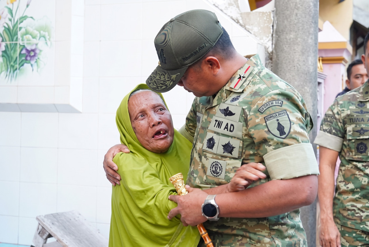 Danrem 084/Bhaskara Jaya, Brigjen TNI Kohir, disambut hangat oleh Halimah saat meninjau program KBSB bertajuk "Bakti TNI AD Untuk Rakyat di Pulau Madura Tahun 2026". (Foto: Dispenad for jatimnow.com)
