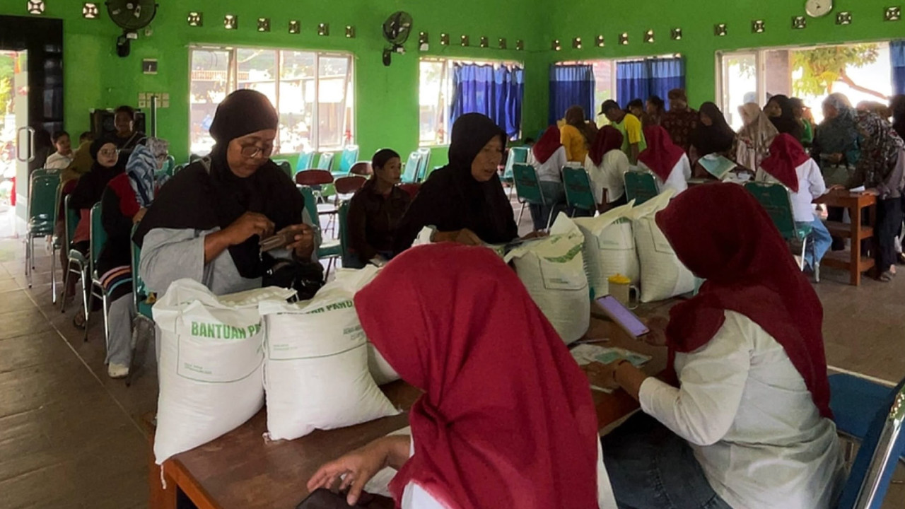 Penyaluran Bantuan Pangan Perum Bulog Kantor Cabang Kediri. (Foto: Bulog Kediri/jatimnow.com)