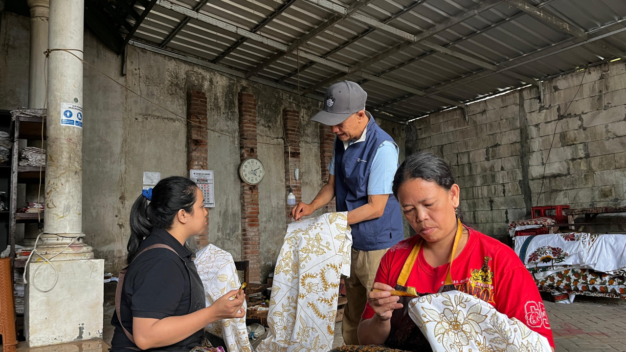Iwan, pemilik Batik Tulis Olive, sedang mengoreksi hasil canting batik Pita di salah satu sudut ruang kerja Batik Tulis Olive di Kota Batu. Iwan selalu memastikan batik karya mereka memiliki kualitas yang baik. (Foto-foto: Yanuar Dedy/jatimnow.com)