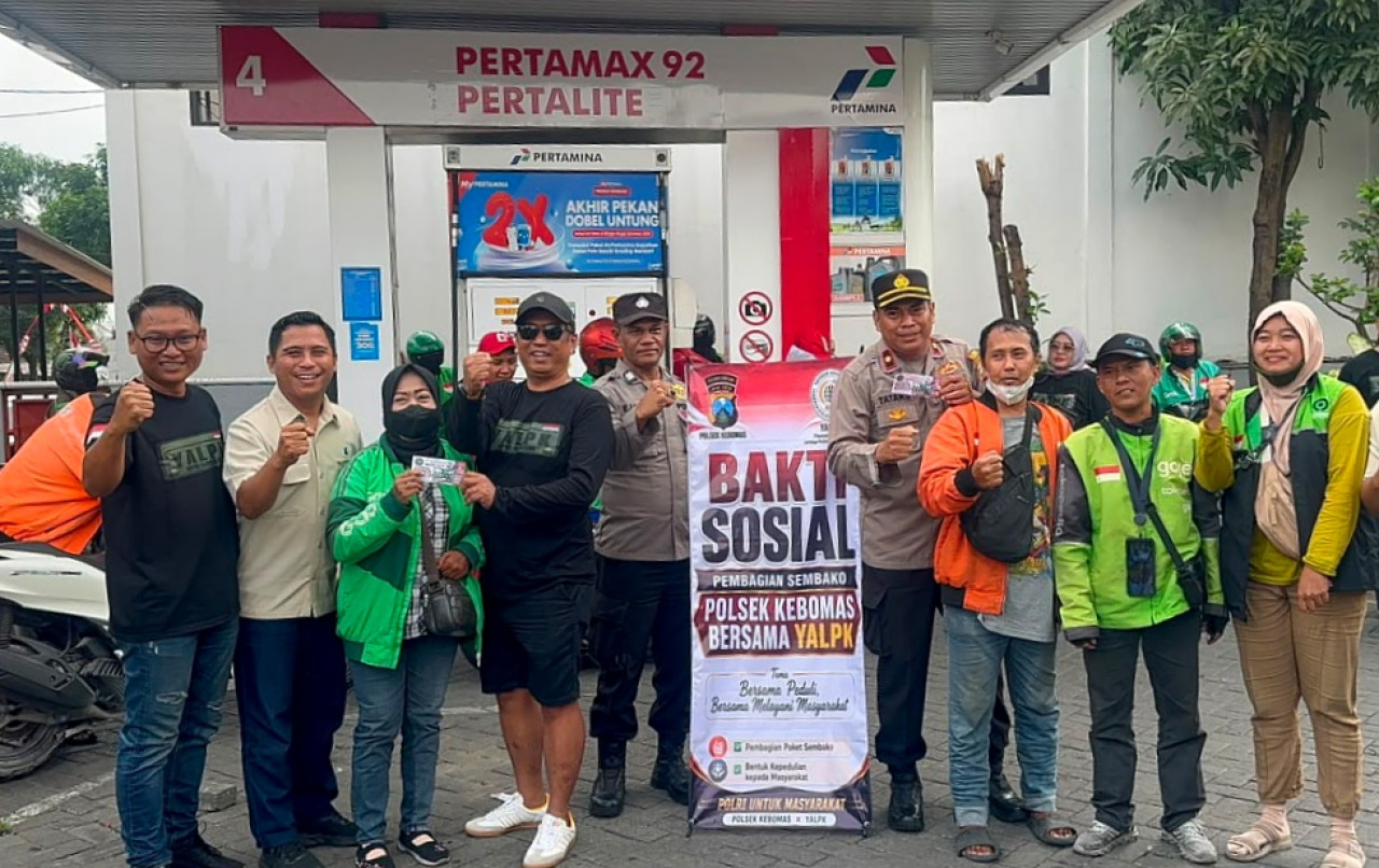 Polsek Kebomas dan YALPK Group saat memberikan bantuan sembako dan BBM Gratis kepada pengendara ojek online Gresik. (Foto: Humas Polres Gresik/jatimnow.com)