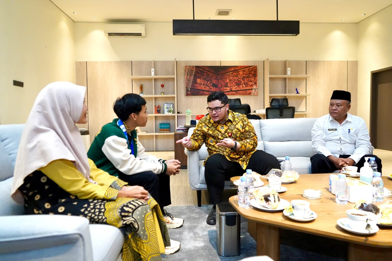 Mas Dhito saat bertemu dengan Moh. Hamzah Risqi, pelajar SMK Kartanegara Wates yang meraih emas di ajang LKS Pendidikan Menengah Tingkat Nasional 2026. (Foto: Pemkah Kediri/jatimnow.com)