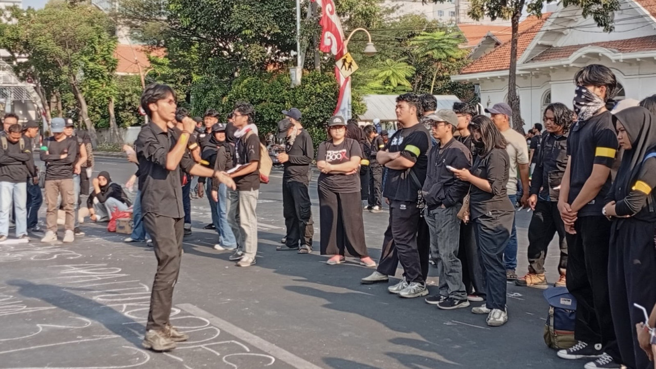 Aksi BEM SI Jatim di Grahadi Surabaya. (Foto: Nur Ifansyah/jatimnow.com)