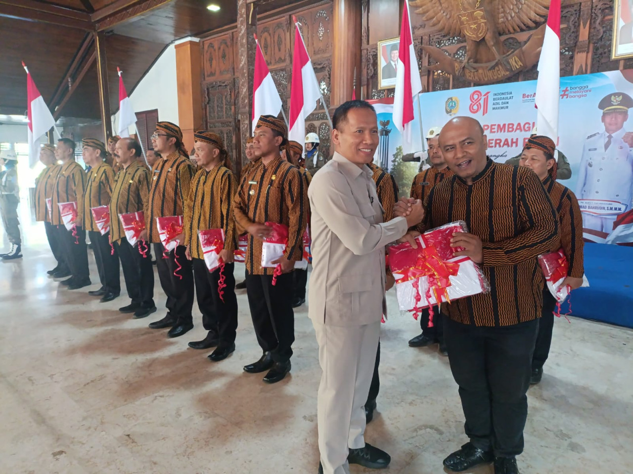 Plt Bupati Tulungagung, Ahmad Baharudin membagikan bendera secara simbolis kepada Camat. (Foto: Bramanta/jatimnow.com)