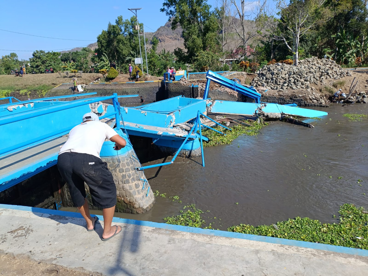 Bendung Pacar di Tulungagung yang ambrol. (Foto: Bramanta/jatimnow.com)