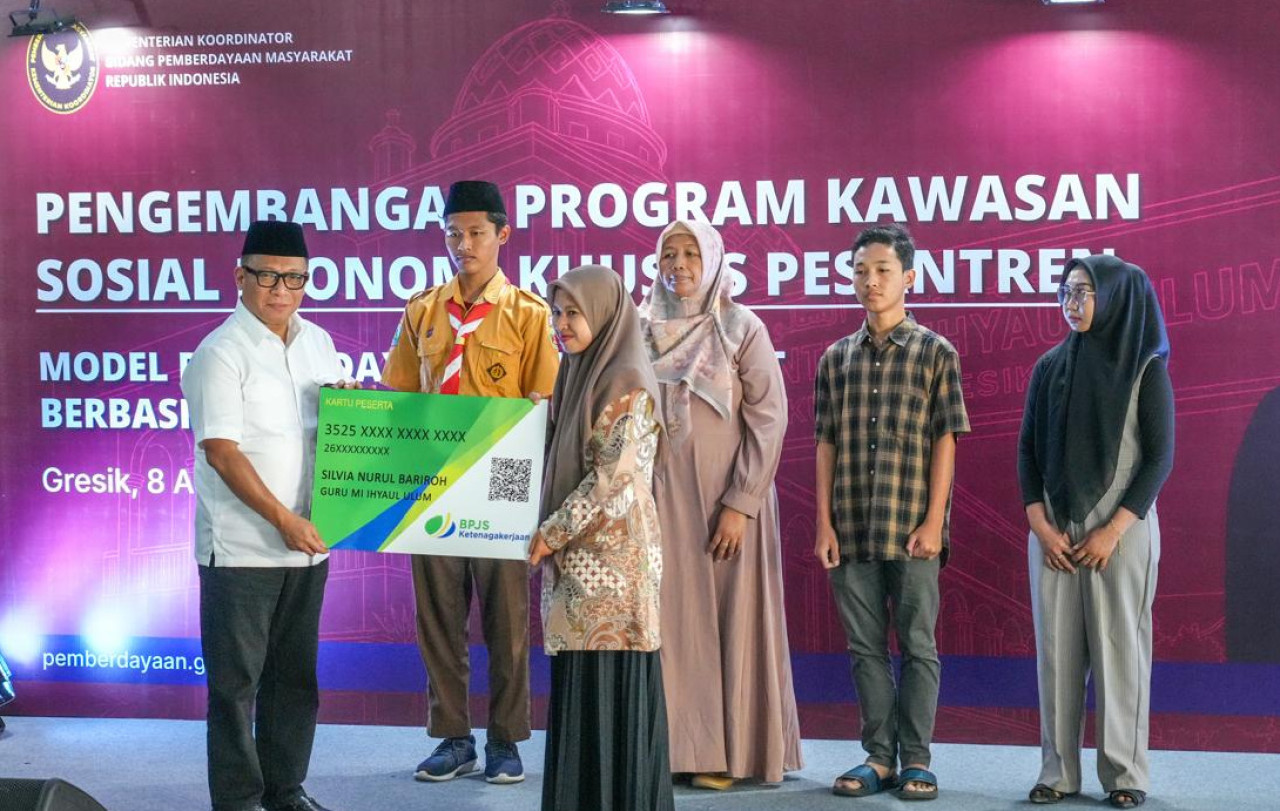 BPJS Ketenagakerjaan menyerahkan kartu kepesertaan kepada Guru Madrasah Ihyaul Ulum. (Foto/jatimnow.com)