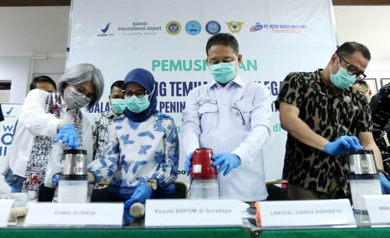Kepala BPOM di Surabaya Yudi Noviandi bersama stakeholder terkait melakukan pemusnahan simbolis puluhan ribu tablet obat ilegal yang mengandung tramadol dan trihexyphenidyl di Surabaya, Kamis (6/8/2026). (Foto: Ali Masduki/jatimnow.com)