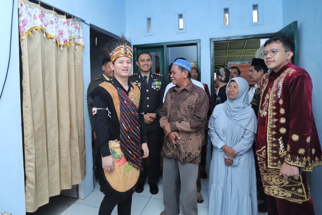 Bupati Trenggalek, Mochamad Nur Arifin saat meninjau hasil bedah rumah. (Foto: Prokopim/jatimnow.com)