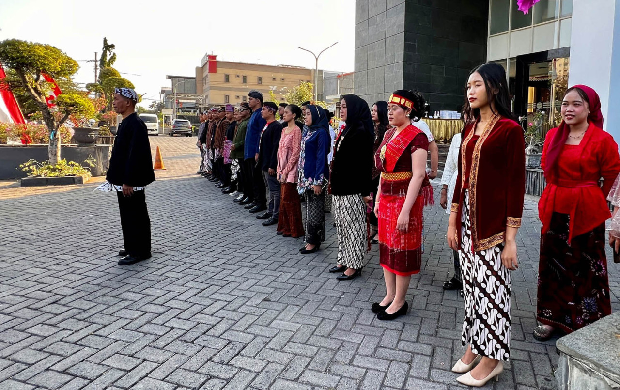 Staf Dafam Pacific Caesar Surabaya menggelar upacara HUT ke-81 RI dengan mengenakan busana adat Nusantara sebagai simbol kebhinekaan. (Foto: Humas Dafam for jatimnow.com)