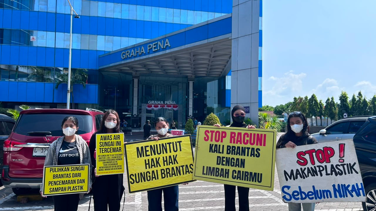 Mahasiswa melaporkan temuan ke kantor Penegakan Hukum (Gakkum) KLH di Graha Pena, Surabaya, Selasa (4/8/2026). (Foto: Ecoton for jatimnow.com)