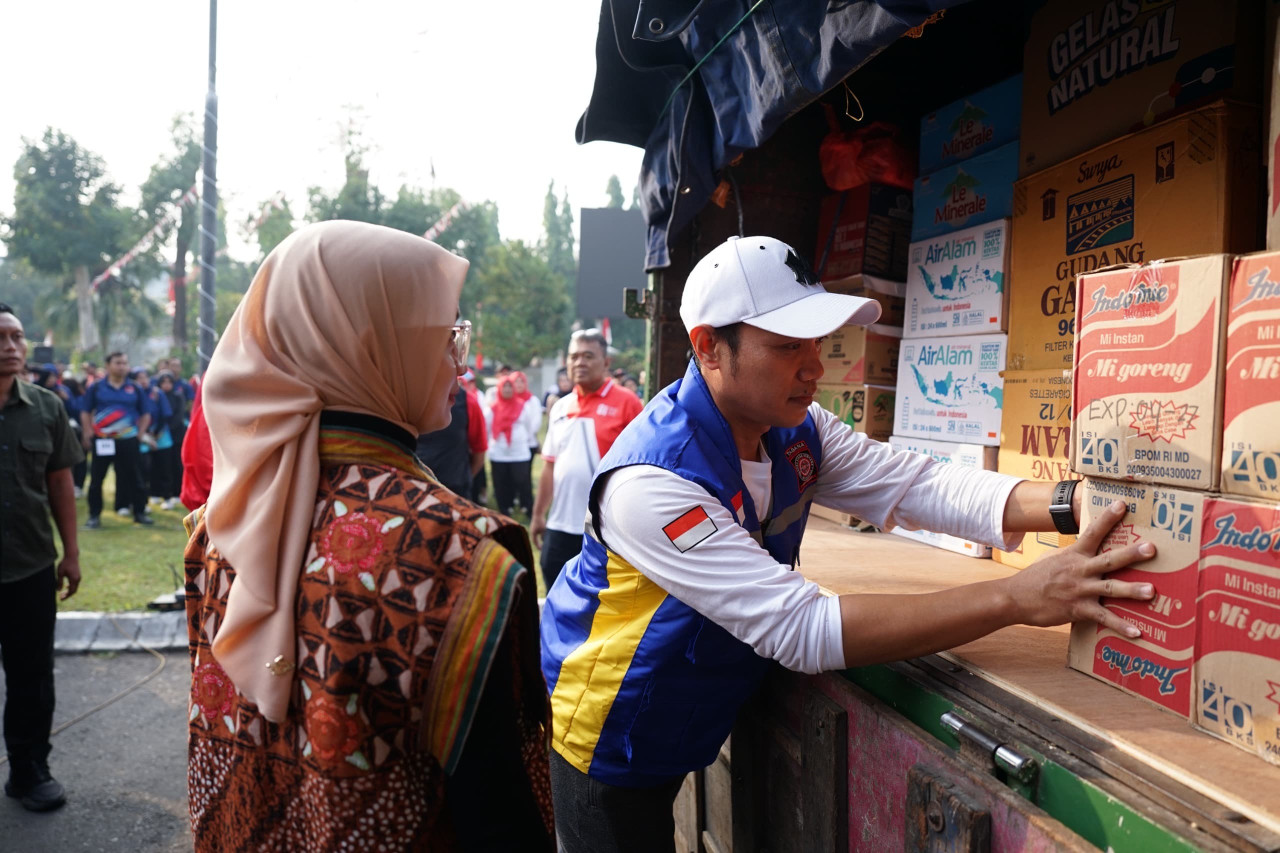 Wali Kota Kediri Vinanda Prameswati saat melepas bantuan untuk NTT. (Foto: Pemkot Kediri/jatimnow.com)