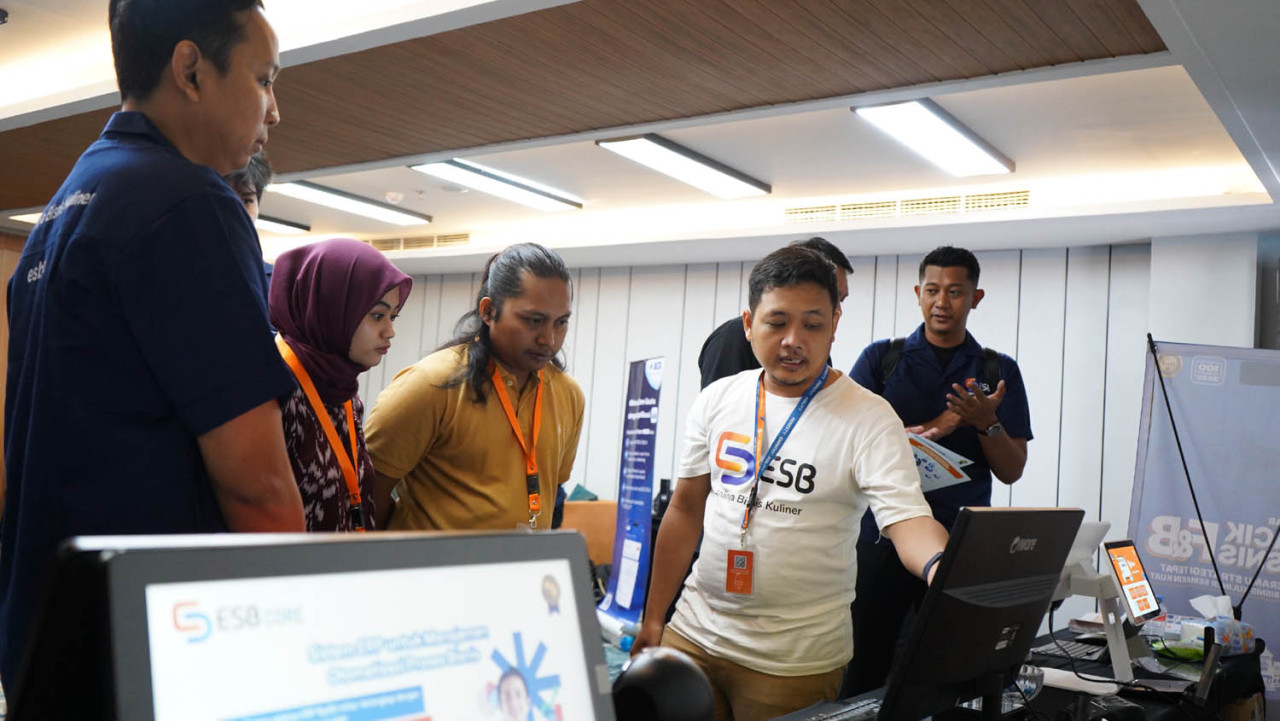Tim ESB memberikan penjelasan mengenai solusi teknologi dan sistem operasional bisnis kuliner kepada pelaku usaha dalam kegiatan Kopdar Racik Bisnis F&B di Surabaya. (Foto: ESB for jatimnow.com)