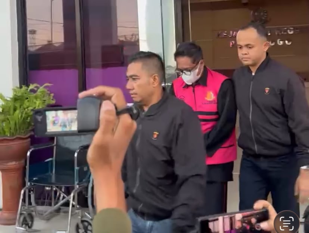 Kabag Keuangan Setwan DPRD Ponorogo Ditahan, Diduga Rekayasa Kajian Tunjangan Perumahan hingga Negara Rugi Rp3,6 Miliar (Foto: Ahmad Fauzani/jatimnow.com)