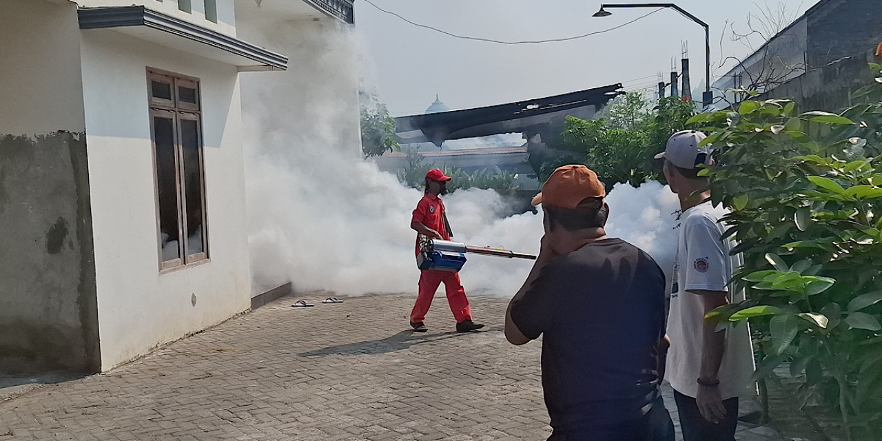 Petugas melakukan fogging di Manisrenggo. (Foto: Nanik for jatimnow.com)