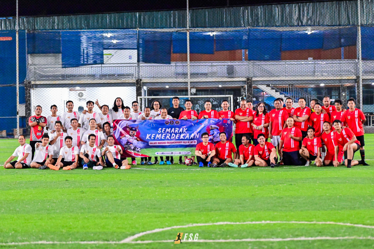 Tim sepak bola PWI Gresik dan KSOP Gresik usai menggelar fun football. (Foto: FSG for jatimnow.com)