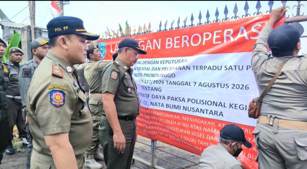 Penutupan pakaa garasi truk tronton milik perusahaan berinisial NBN di Kelurahan Kedungasem Probolinggo. (Foto: Ide Farid/jatimnow.com)