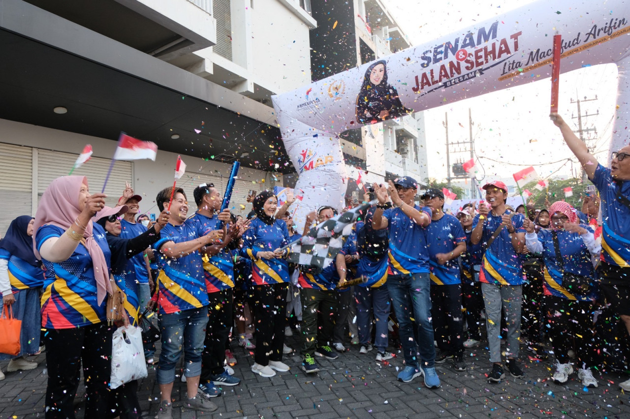 Semarak GEMAR Kemenpora, Lita Machfud Arifin Ajak Masyarakat Sehat dengan Senam dan Jalan Sehat. (Foto: Istimewa/jatimnow.com)