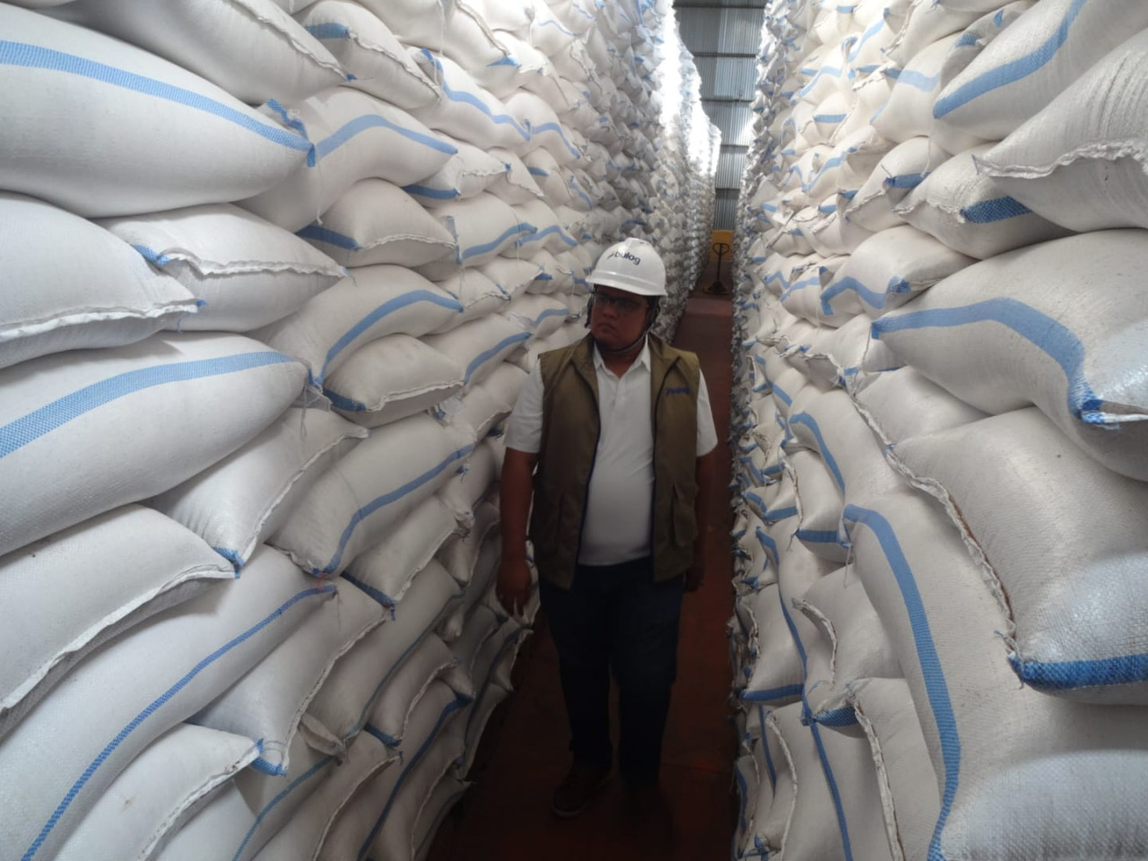 Tumpukan beras di gudang milik Bulog Tulungagung. (Foto: Bramanta/jatimnow.com)