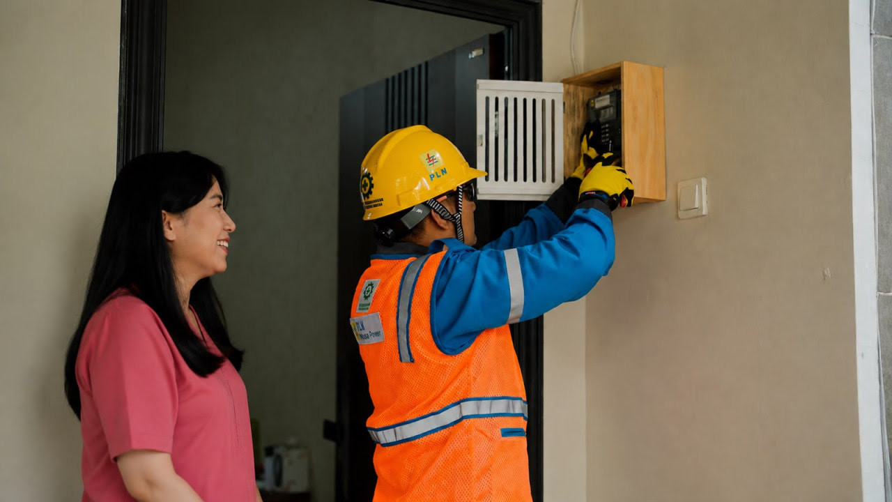 Pemasangan kWh listrik PLN (ilustrasi). (Foto: PLN UID Jatim for jatimnow.com)