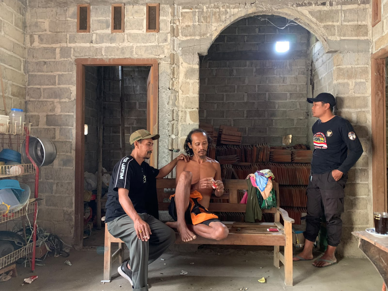 Polisi saat mendatangi pelaku di rumah. (Foto: Polsek Sumbergempol for jatimnow.com)