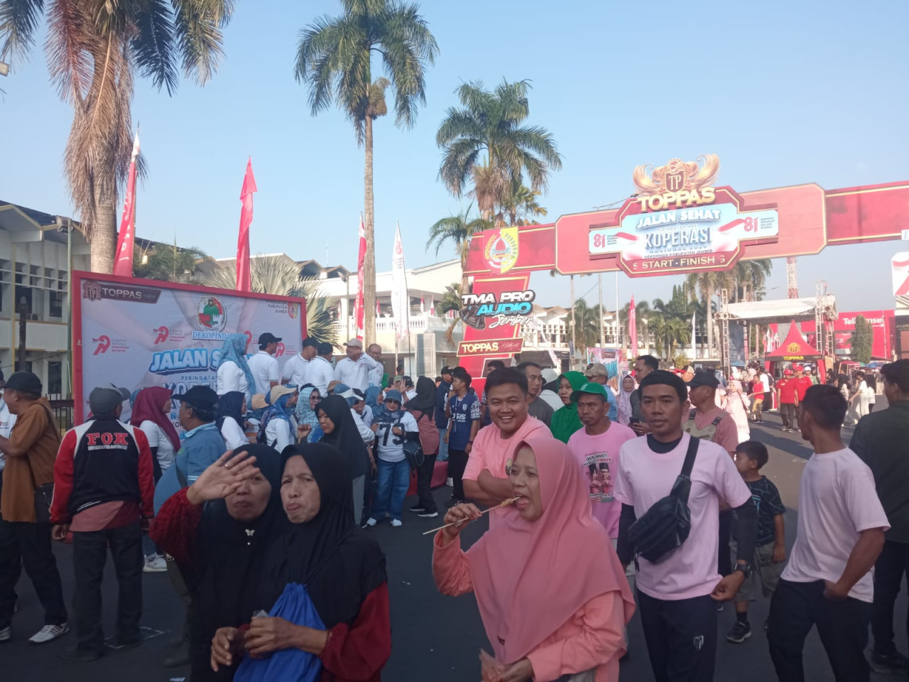 Ribuan peserta saat mengikuti kegiatan Jalan Sehat HUT Koperasi di Alun-alun Jember. (Foto: Sugianto/jatimnow.com)