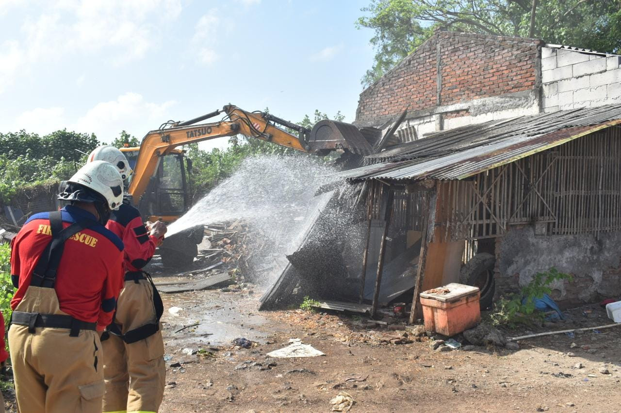 Penertiban bangunan liar di kawasan TPU Keputih Surabaya. (Foto: Pemkot Surabaya for jatimnow.com)