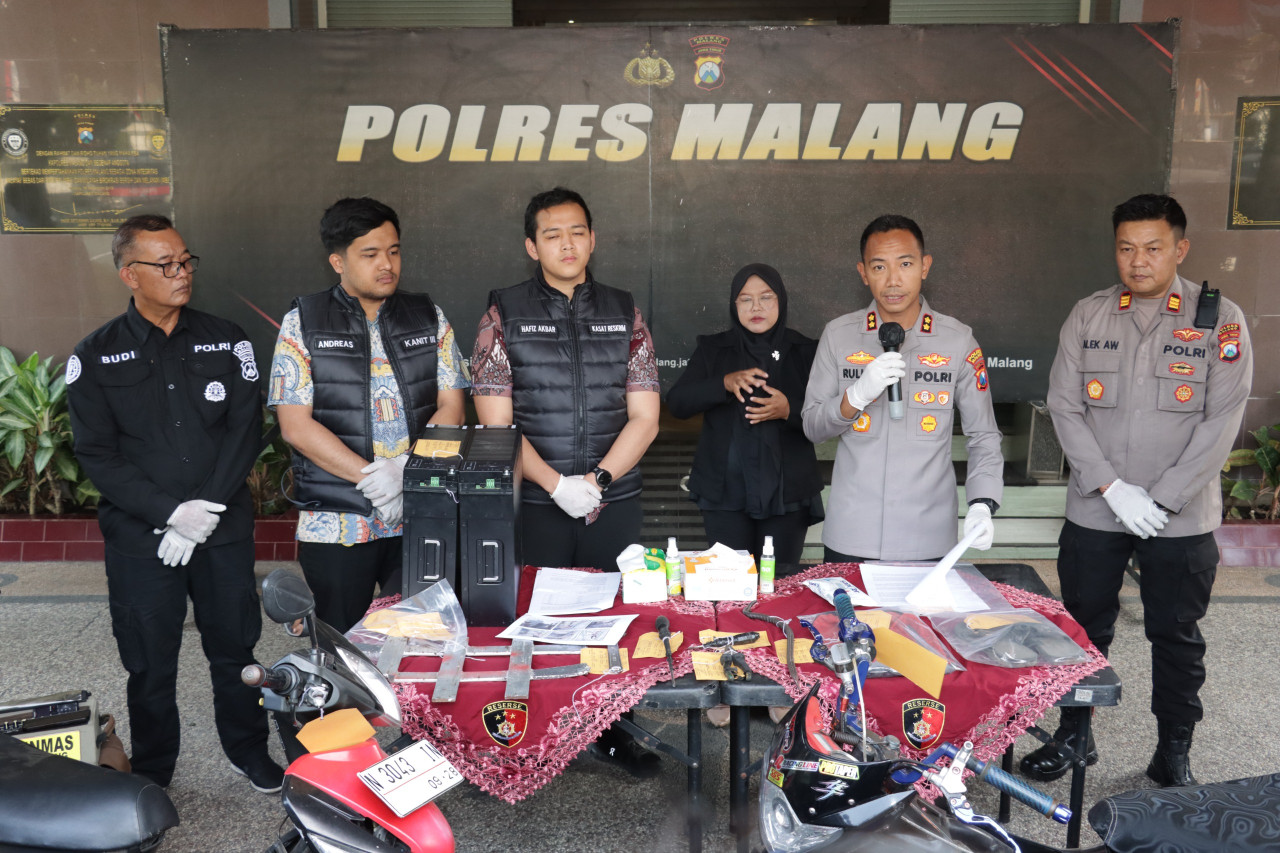 Polres Malang menggelar konferensi pers terkait aksi pencurian baterai lithium menara telekomunikasi, Jumat (7/8/2026). (Foto: Aris/ jatimnow.com)