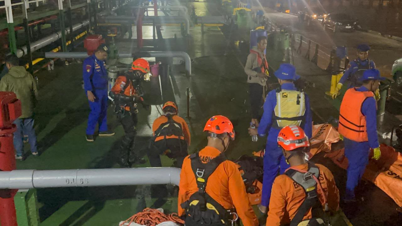 Operasi penyelamatan dua ABK KM Hamdan 1 dari dalam palka kapal. (Foto: Basarnas Surabaya for jatimnow.com)