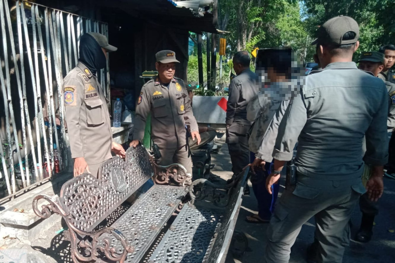 Satpol PP Surabaya mengamankan kursi taman yang sempat dicuri. (Foto:Humas Pemkot Surabaya for jatimnow.com)