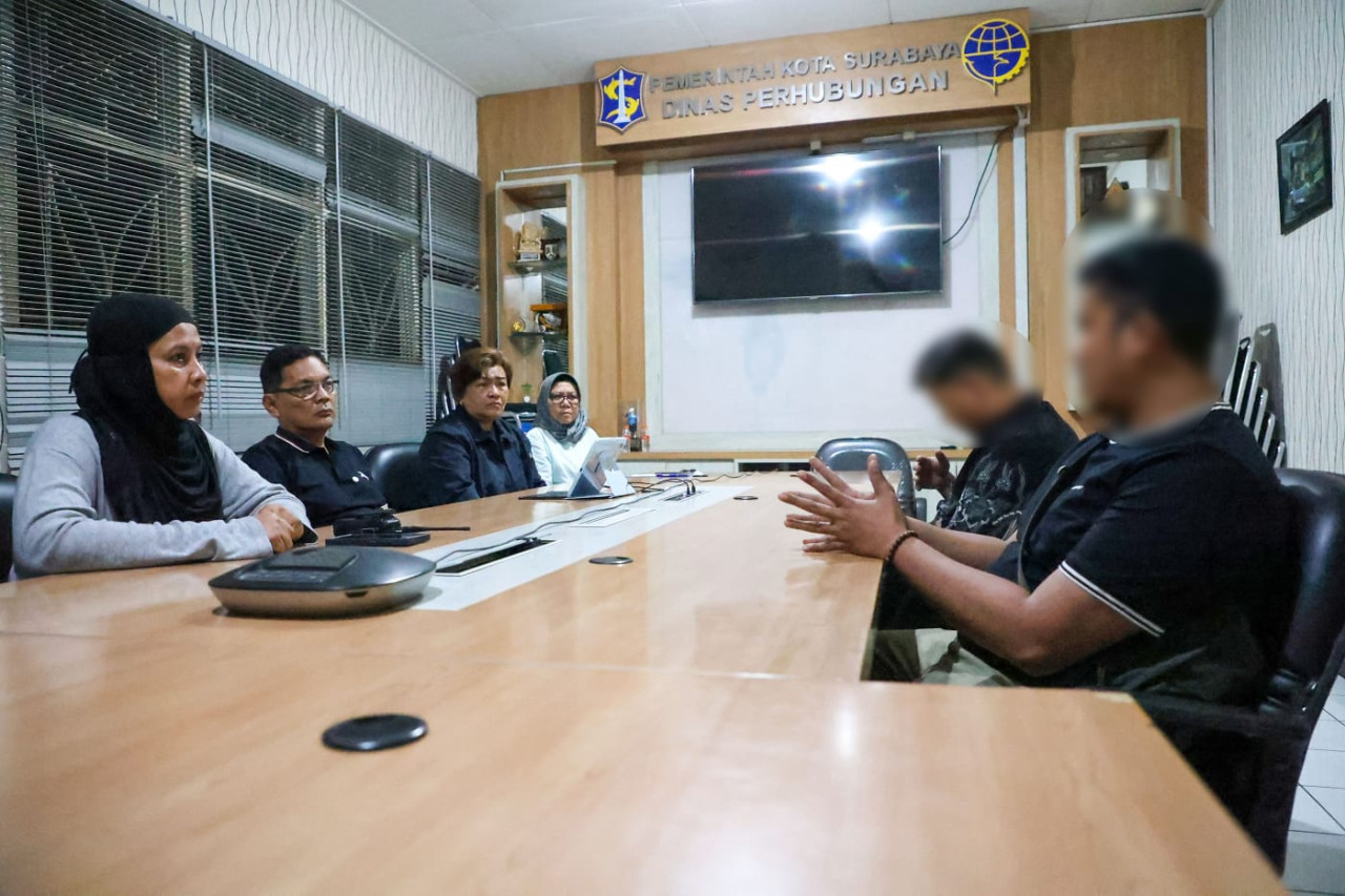 Pemeriksaan dua oknum tenaga harian lepas Pemkot Surabaya. (Foto: Humas Pemkot Surabaya for jatimnow.com)
