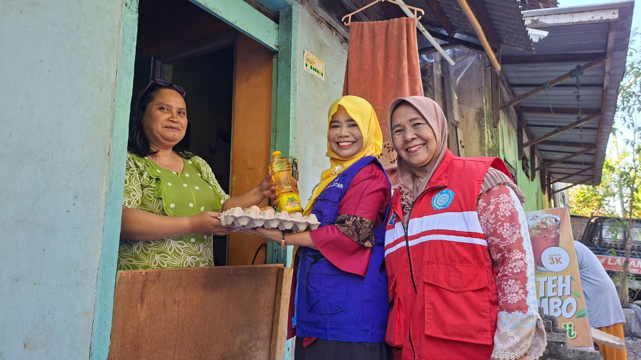 Pemberian hadiah telur dan minyak goreng bagi warga yang konsisten pilah sampah. (Foto: Istimewa)