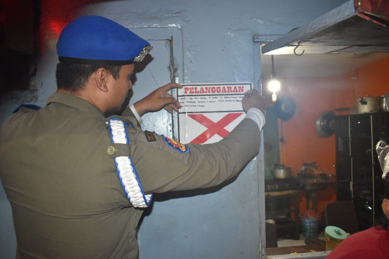 Satpol PP Surabaya segel warkop yang jual miras. (Foto: Kominfo Surabaya for jatimnow.com)