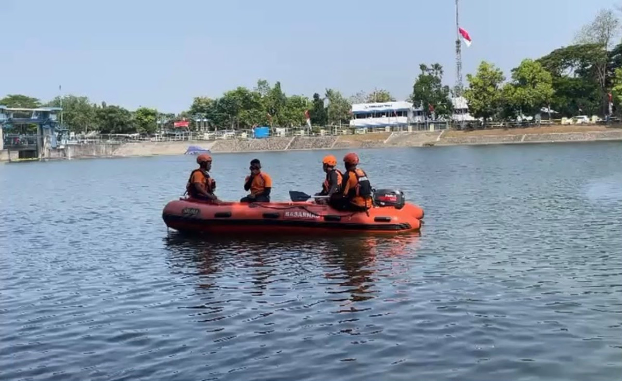 Tim SAR gabungan saat melakukan operasi pencarian korban. (Foto: Basarnas Surabaya for jatimnow.com)