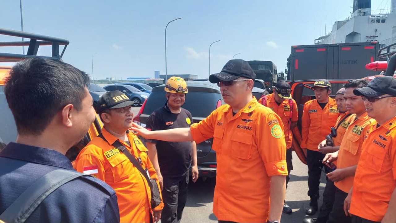 Pelepasan 15 personel potensi SAR dari Surabaya ke wilayah terdampak gempa NTT. (Foto: Basarnas Surabaya for jatimnow.com)