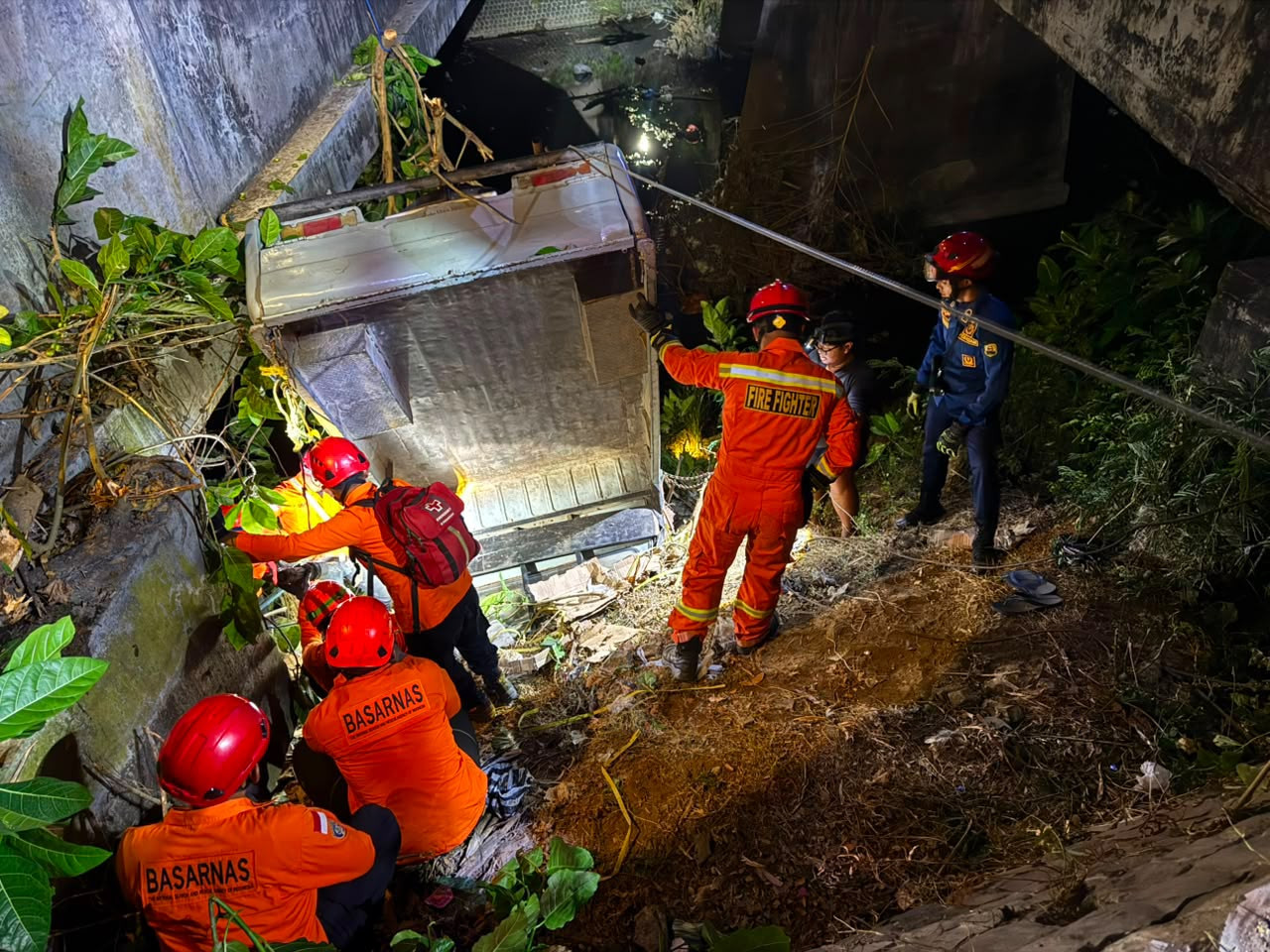 Basarnas evakuasi mobil terjun ke sungai di Kecamatan Gandusari, Kabupaten Trenggalek, pada Selasa (18/8/2026)