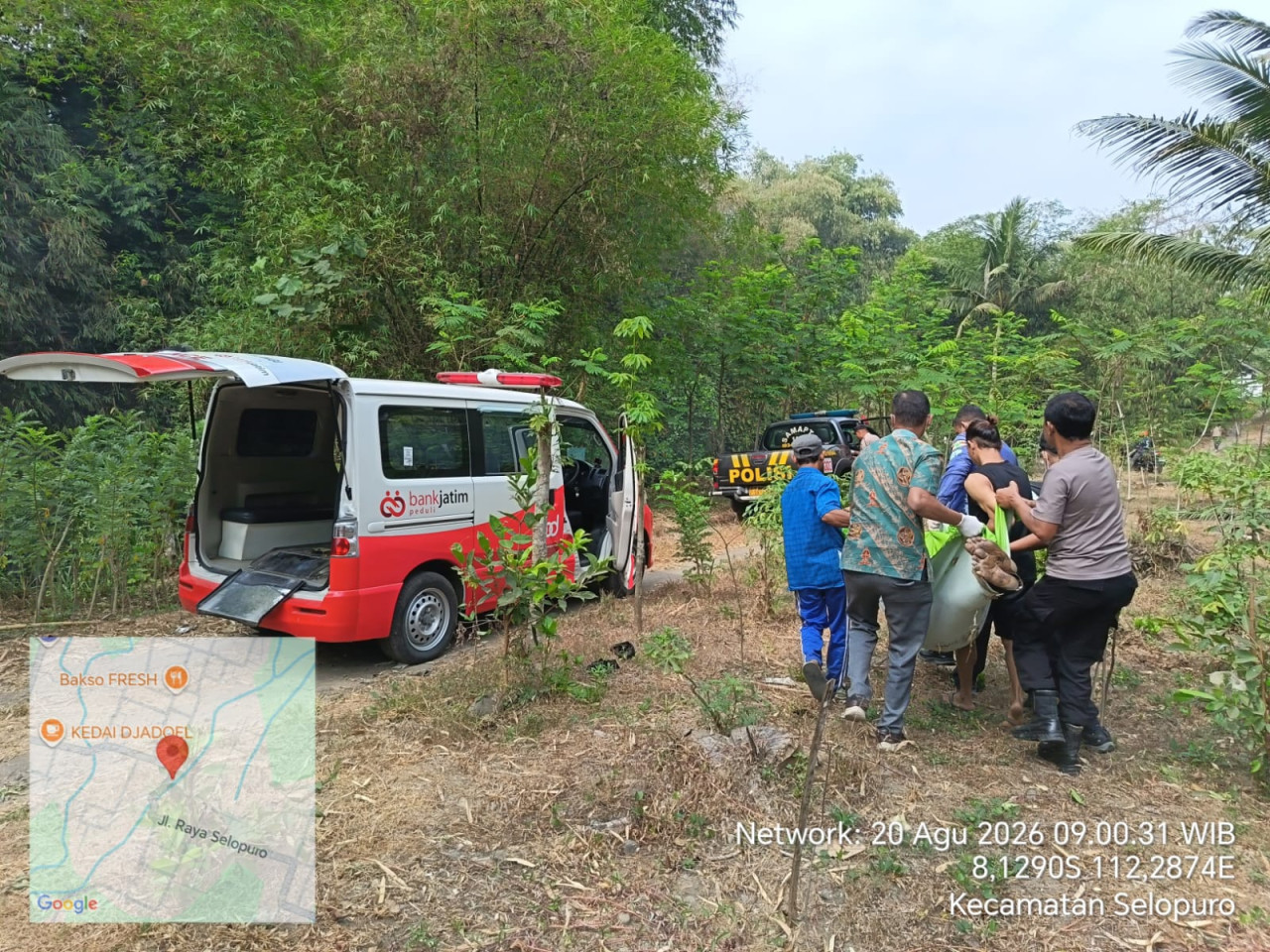 Petugas mengevakuasi korban kecelakaan di Blitar. (Foto: Polres Blitar for jatimnow.com)