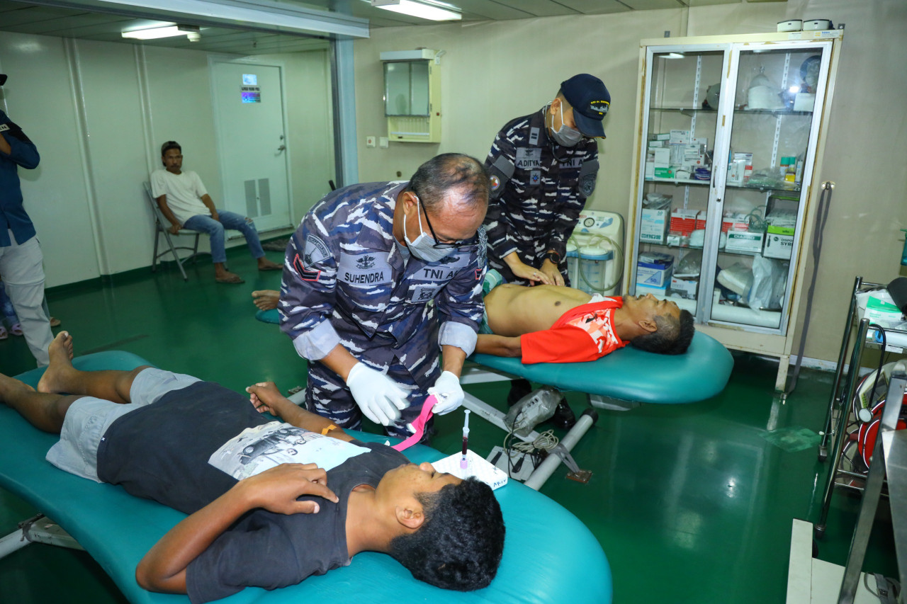 TNI AL melakukan pengecekan kesehatan korban gempa NTT. (Foto: Koarmada II for jatimnow.com)