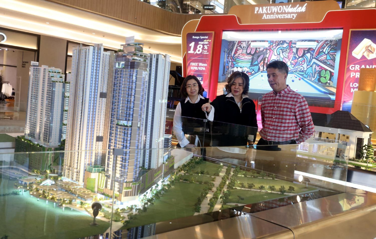 Minarto Basuki (kanan) bersama Liliani Harsono saat meninjau expo di Atrium Pakuwon Mall (foto: Ali Masduki/jatimnow.com)