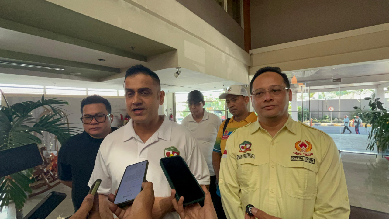 Ketua Umum PB IPF, Muhammad Nazaruddin (kiri) bersama Ketua Pengprov IPF Jatim Syaqif Constantin Arsalan. (Foto: Dadang Kurnia/ jatimnow.com)
