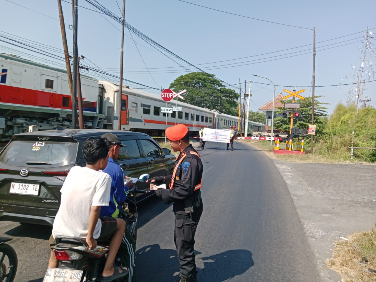 Petugas KAI melakukan sosialisasi kepada pengguna jalan. (Foto: Humas KAI Daop 8 Surabaya for jatimnow.com)