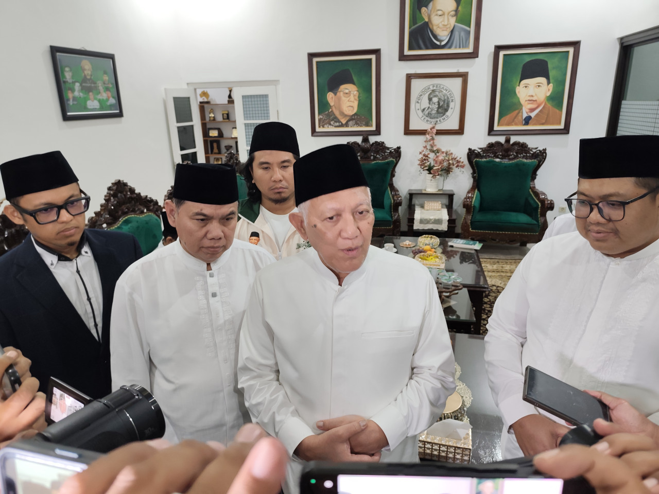 KH Abdul Hakim Mahfudz atau Gus Kikin, dalam keterangan resminya kepada awak media di Tebuireng (foto: Ni'am Kurniawan/jatimnow.com