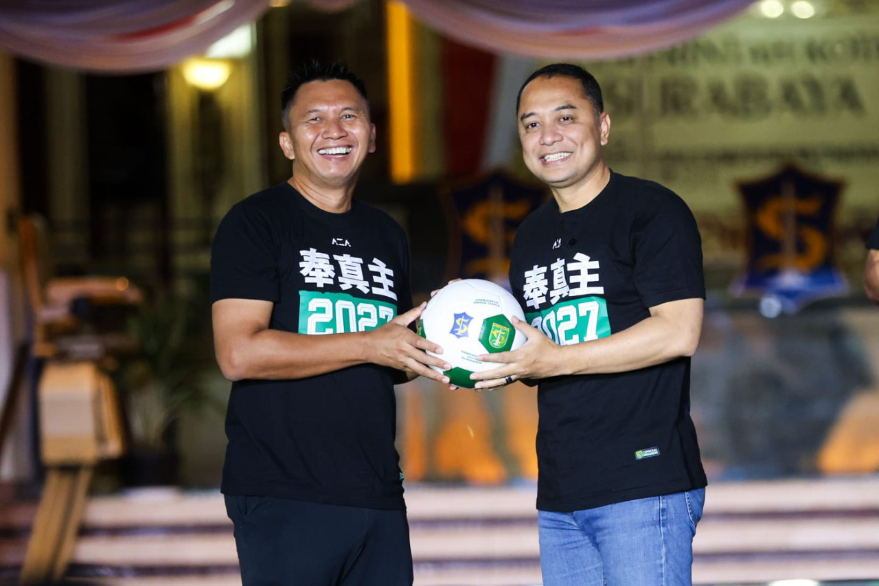 Wali Kota Surabaya, Eri Cahyadi, dan Presiden Persebaya, Azrul Ananda dalam acara Launching Synergy Persebaya 2026/2027 yang digelar di Balai Kota Surabaya, Sabtu (29/8/2026) malam. (Foto: Pemkot Surabaya for jatimnow.com)