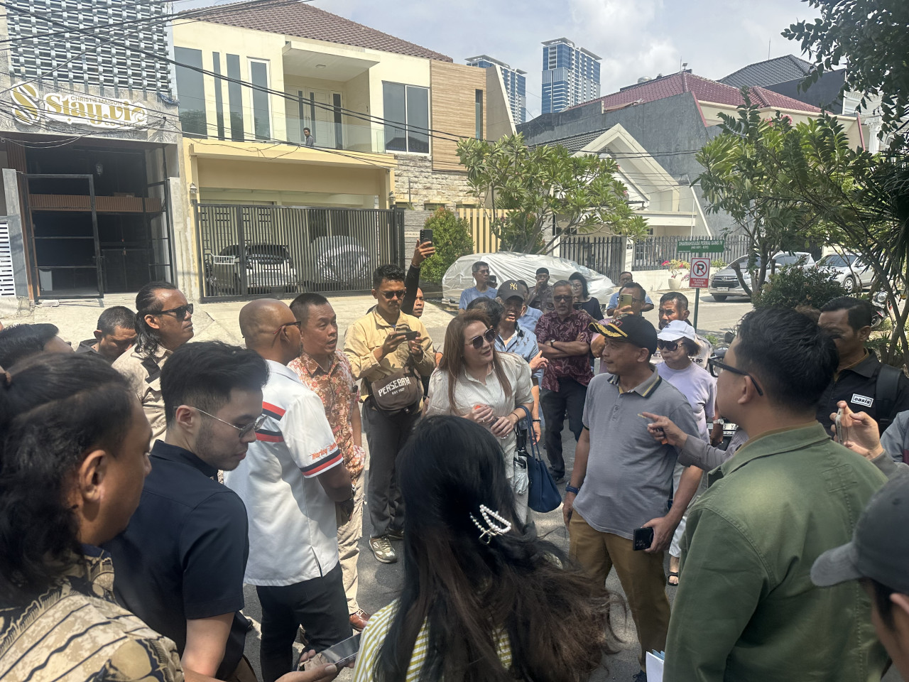 DPRKPP tinjau bangunan kos-kosan di kawasan RW 11, Perumahan Dharmahusada Permai, Kelurahan Mulyorejo, Kecamatan Mulyorejo, Surabaya, Selasa (4/8/2026). (Foto: Rizky/ jatimnow.com)