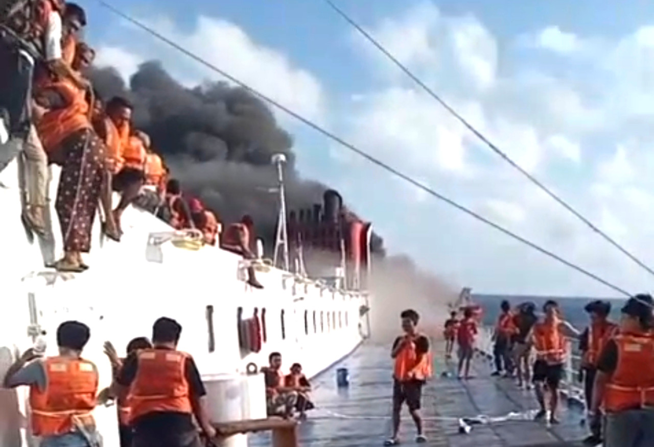 KMP Mutiara Santosa 2 rute Surabaya–Makassar terbakar. (Foto: Basarnas Surabaya for jatimnow.com)