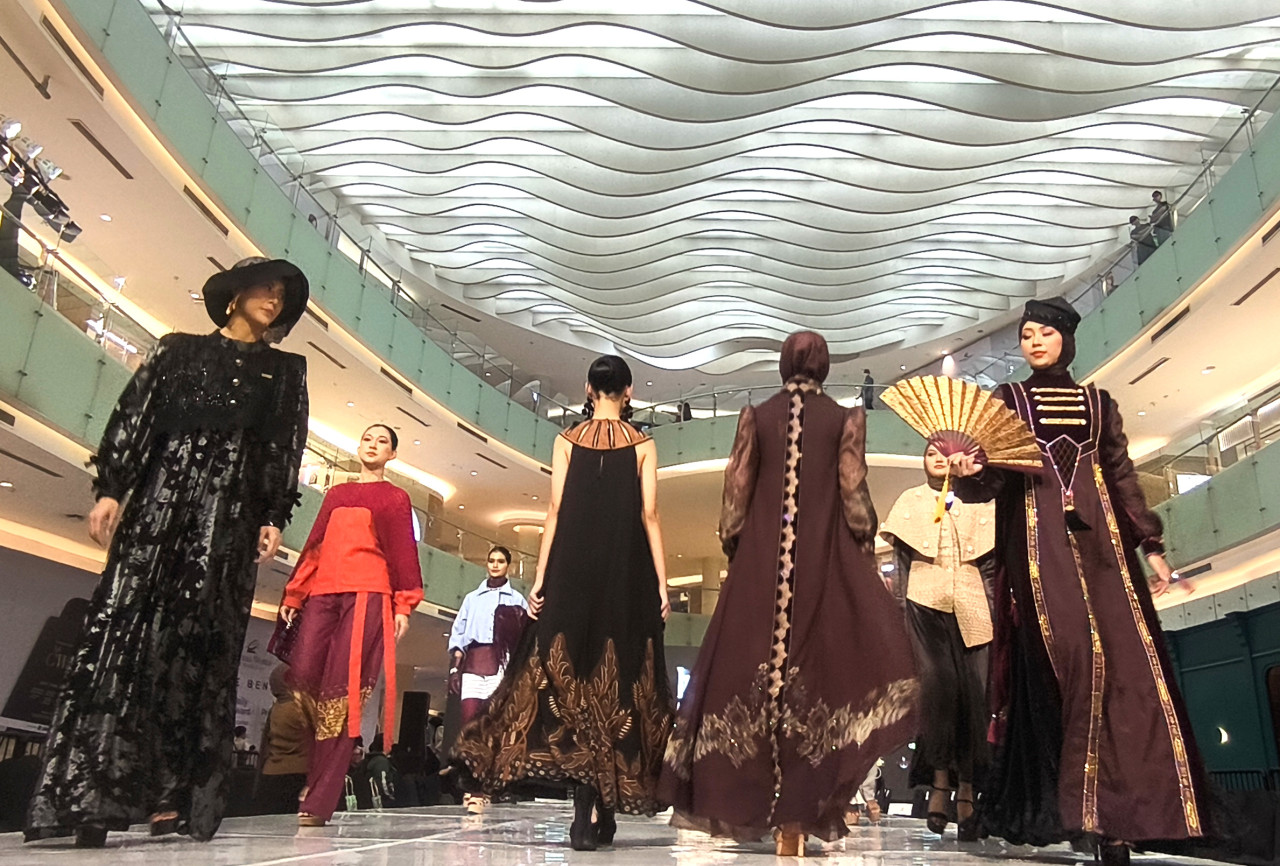 Penampilan model pada Soerabaia Fashion Trend (SFT) 2027. (Foto: Dadang Kurnia/ jatimnow.com)