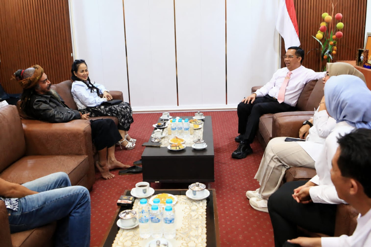 Master Limbad bersilaturahim dengan Wali Kota Probolinggo Dokter Aminuddin. (Foto: Ide Farid Nasution/ jatimnow.com)
