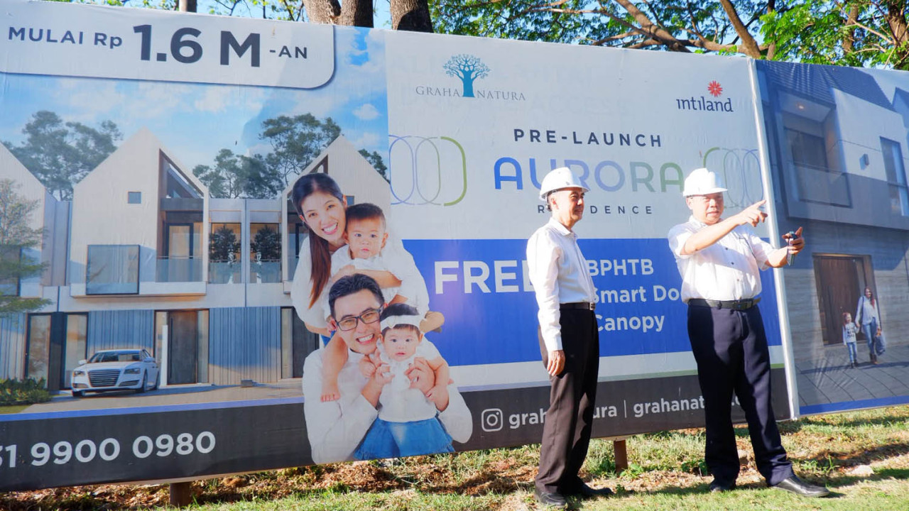 Direktur Pemasaran Intiland Wilayah Surabaya Harto Laksono (kiri) meninjau lokasi pengembangan klaster terbaru di Graha Natura, Aurora Residence, bersama dengan Pimpinan Proyek Graha Natura Ilyas Wuntoro (kanan). (Foto: Intiland for jatimnow.com)