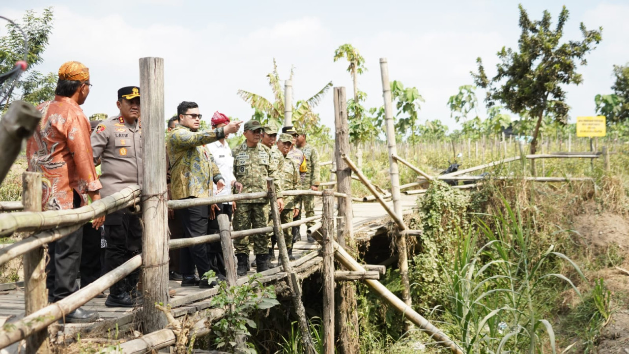 Mas Dhito saat meresmikan Jembatan Perintis Garuda Merah Putih di Kecamatan Ngancar. (Foto: Pemkab Kediri/jatimnow.com)