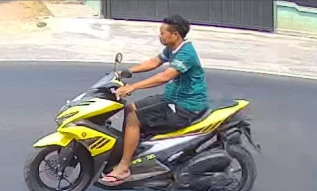 Aksi pelaku terekam kamera pengawas atau CCTV di sekitar lokasi kejadian. (Tangkapan Layar CCTV)